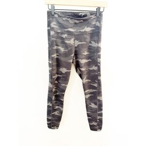 Athleta Ultimate Camo 7/8 Tight Leggings in Gray With Stash Pockets Size Small